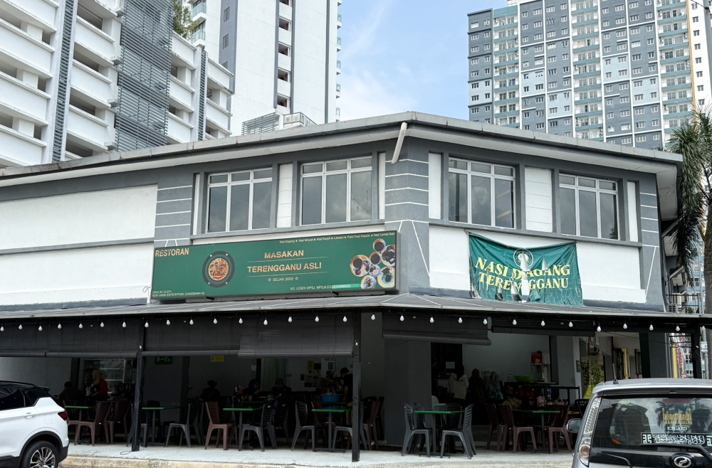 Beside the restaurant, there is an airy dining space. — Picture by Lee Khang Yi
