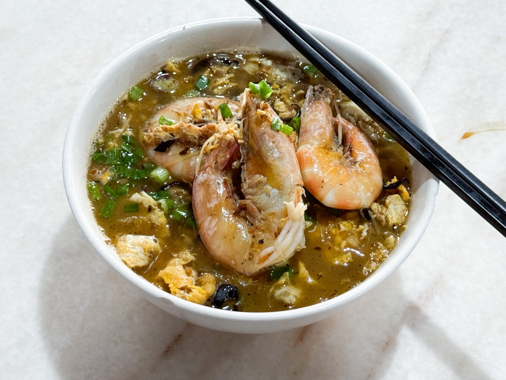 Indulge in the Big Prawn Ginger Wine Noodles with the sweet, potent wine and firm prawns — Picture by Lee Khang Yi