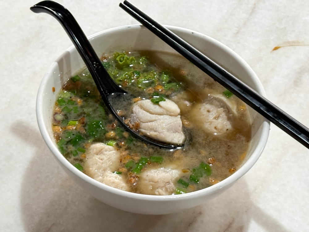 Try out the different toppings like grouper fish fillet with fish paste — Picture by Lee Khang Yi