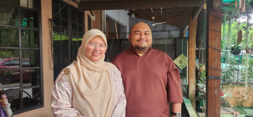 Data management executive Ahmad Baihaqi and his wife. — Picture by Arif Zikri