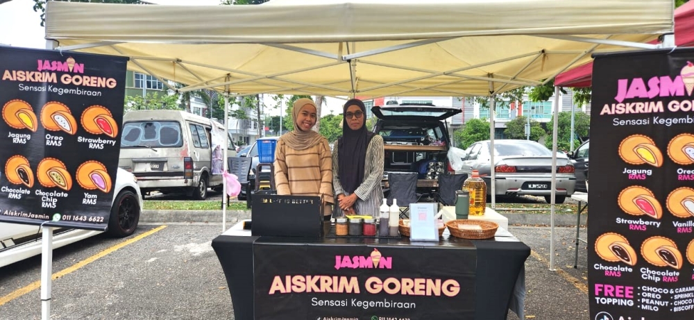 Fifty-four-year-old Rodzita Muyup and her daughter at their recently opened Ice Cream Goreng stall in Subang Bestari. — Picture by Arif Zikri