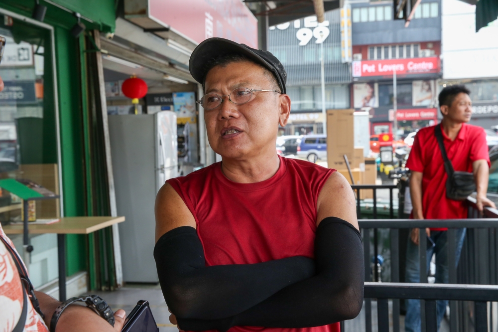 Cempedak goreng hawker, Calvin Soong, has stopped using the air-conditioner in his van as a means to save up on fuel usage. — Picture by Choo Choy May