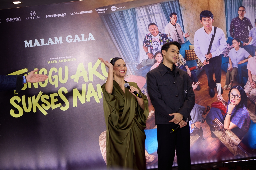 Director of ‘Tunggu Aku Sukses Nanti’ Naya Anindita (left) with Afgansyah Reza, who plays Dwiki, at yesterday’s gala premiere held at GSC Mid Valley. — Picture courtesy of GSC Movies