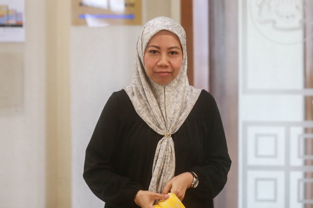 CIMB Bukit Tunku branch assistant manager Herdayanti Md Hasan is seen leaving the court after testifying in Tan Sri Muhyiddin Yassin’s corruption case at the Kuala Lumpur Court Complex on April 16, 2026. — Picture by Sayuti Zainudin