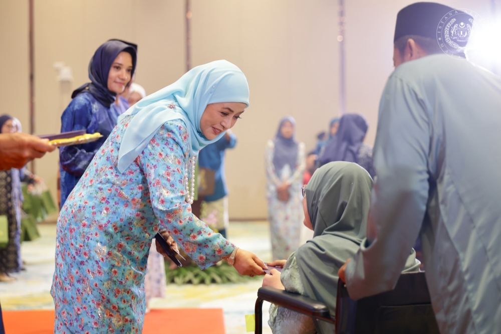 Queen Raja Zarith Sofiah graces Aidilfitri celebration for cancer fighters in JB
