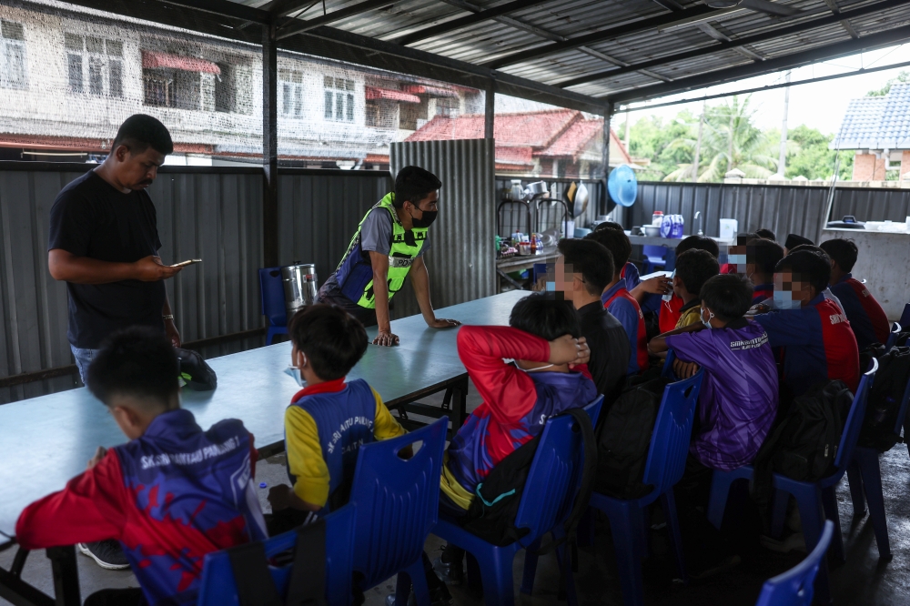 Border police nabbed 34 Thai boys and girls, between the ages 12 and 16, entering Malaysia illegally though an ungazetted route at Pengkalan Haram Pohon Jambu in Rantau Panjang, Kelantan on April 12, 2026 to attend school. — Bernama pic