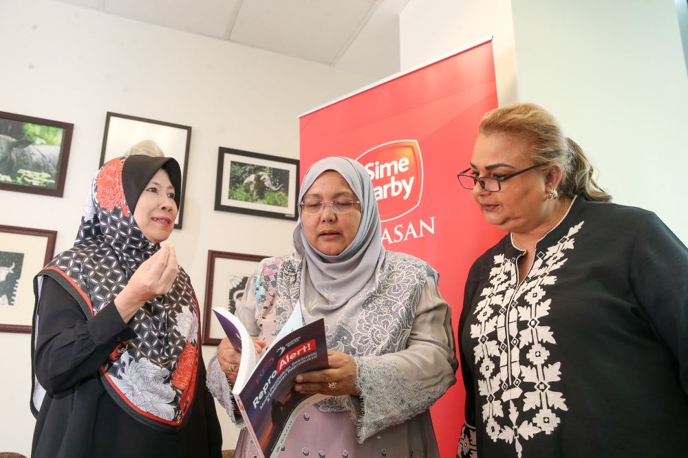 Yayasan Sime Darby (YSD) chief executive officer Dr Hjh Yatela Zainal Abidin (left) sharing her thoughts about tackling teenage pregnancy with Pertubuhan Pembangunan Insan Sarawak (PPIS) president and founder of Dawn Hope Manjeet Kaur Sidhu (right) and Professor Dr Rafidah Hanim Mokhtar, Vice President Pertubuhan Ikatan Pengamal Perubatan dan Kesihatan Muslim Malaysia (I-Medik) and professor in gender and cardiovascular physiology at Universiti Sains Islam Malaysia  (centre). — Picture by Choo Choy May
