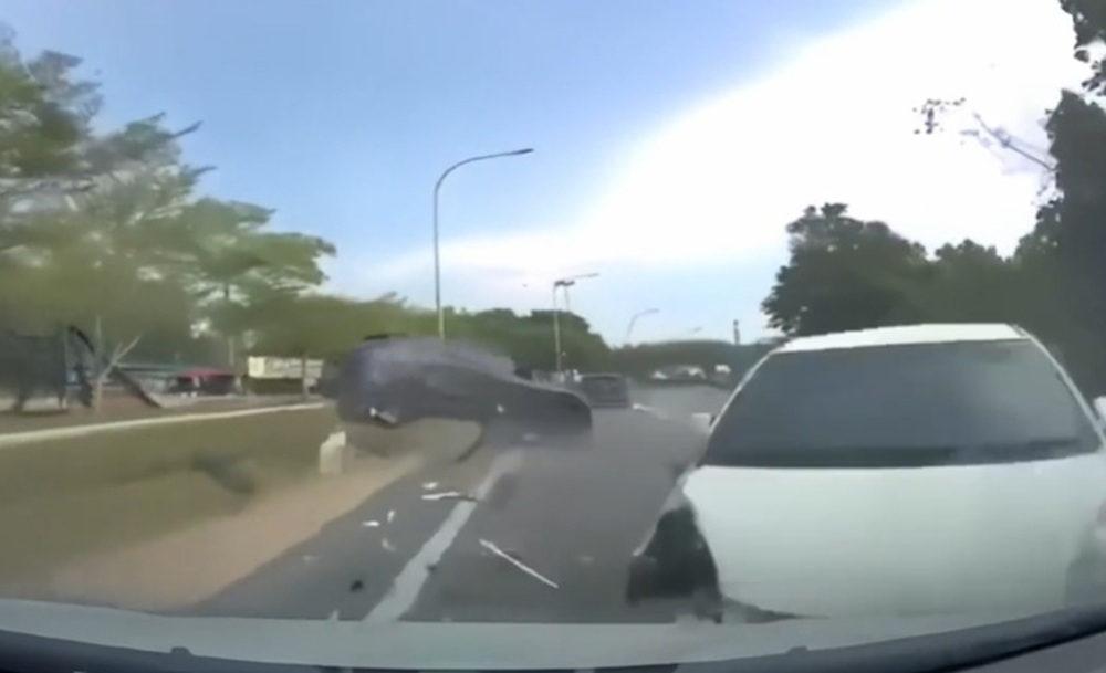 The video shows the vehicle swerving abruptly before crossing into the opposite lane and crashing into an oncoming Honda HR‑V and the dashcam vehicle. — Video screencap via Reddit/r/Malaysia
