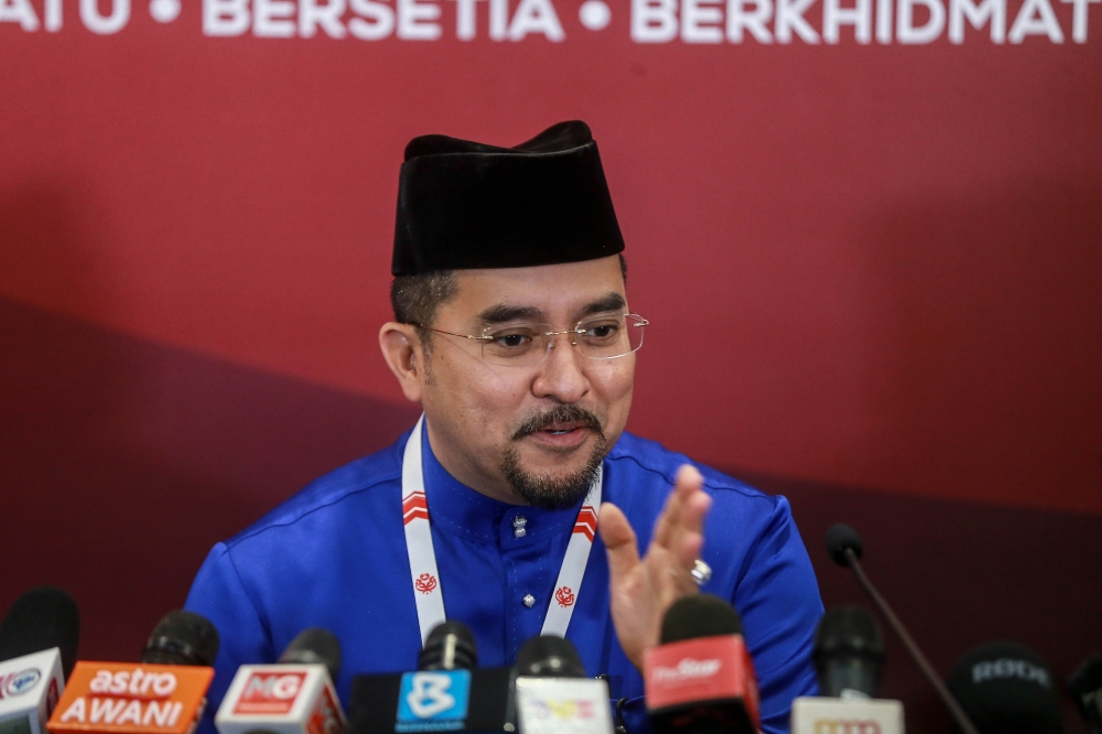 Hishammuddin, Khairy among thousands back in Umno, party supreme council opens door for online membership