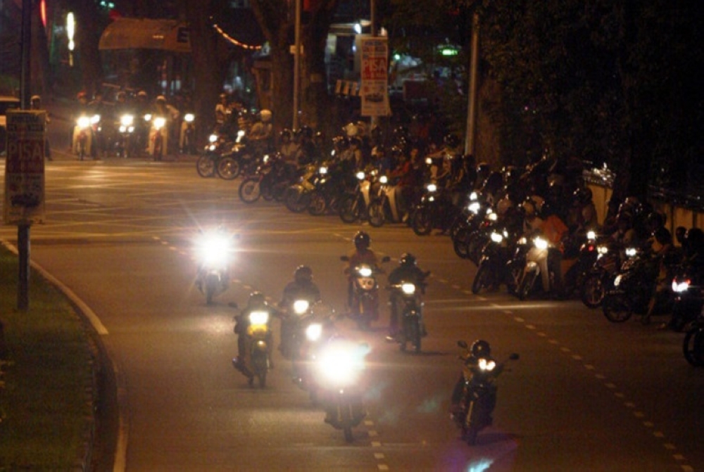 Hundreds of ‘mat rempit’ caught in pre-dawn dragnet on Jalan Tun Razak hotspot