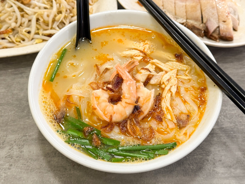 A bowl of Kai Si Hor Fun is full of chicken and prawn flavour. — Picture by Lee Khang Yi