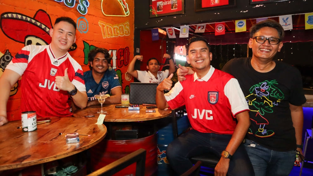 Gringo’s managing partner Azhan Benny Foo (far right) with Arsenal Malaysia’s committee members at Gringo’s. — Picture courtesy of Gringo’s