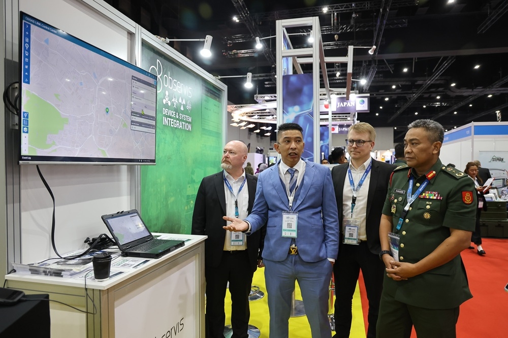 Royal Engineers Regiment (RAJD) Chief Engineer Brigadier-General Sharuddin Mohd Noh (right) looks at the AI-powered CBRNE prediction software that will be integrated into the army’s upcoming mobile command centre. — Picture by Yusof Isa