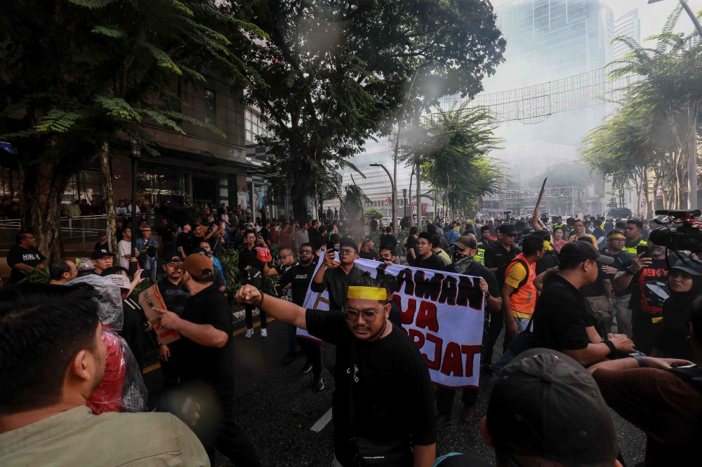 The crowd reacts fireworks are set off by unknown persons during Tangkap Azam Baki Rally here at Jalan Raja  Kuala Lumpur, April 25, 2026. — Picture by Sayuti Zainudin