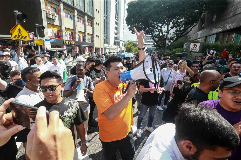 Albert Tei was seen joining the rally during the 'Tangkap Azam Baki Rally' here at Jalan Raja. — Picture by Sayuti Zainudin