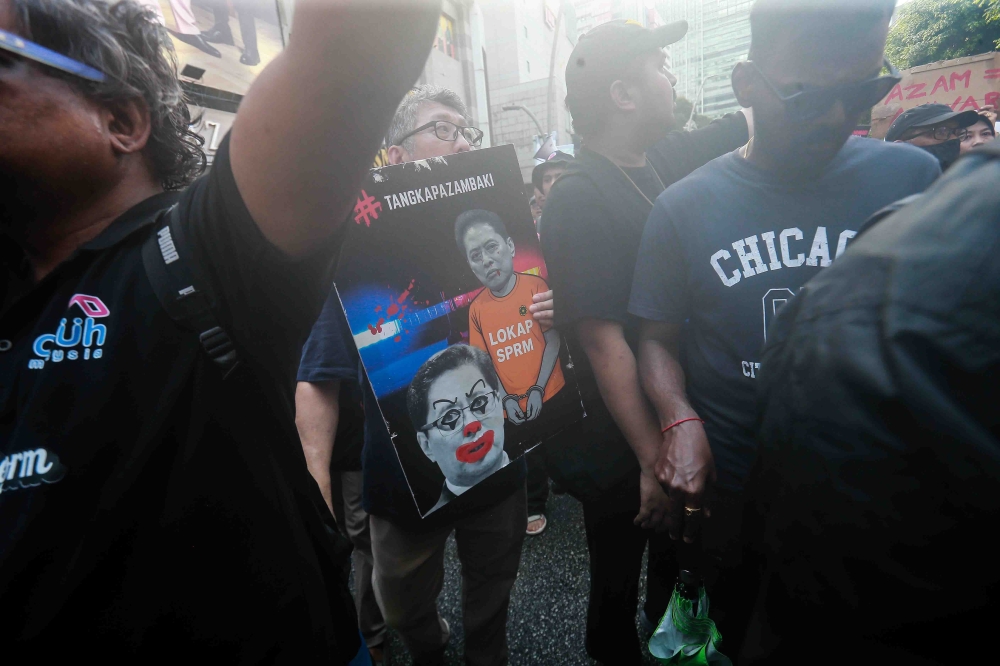 Protesters gather as they march towards Dataran Merdeka during the 'Tangkap Azam Baki' rally. — Picture by Sayuti Zainudin