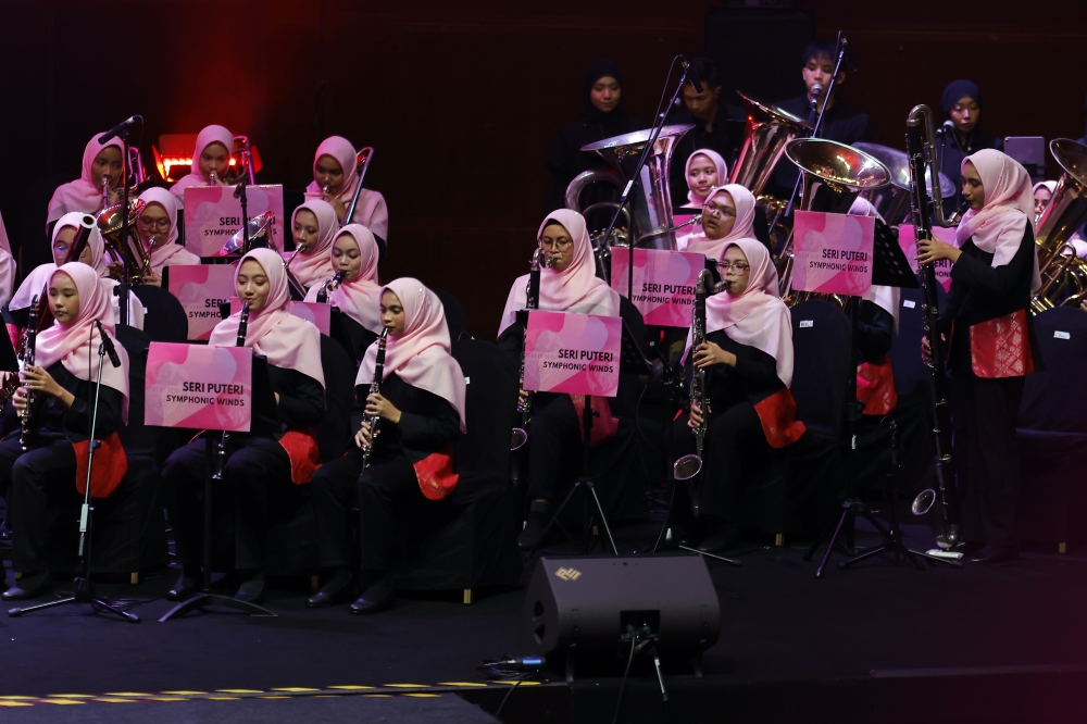 Seri Puteri Symphonic Winds Orchestra gets RM100,000 boost from Anwar ahead of Netherlands world contest