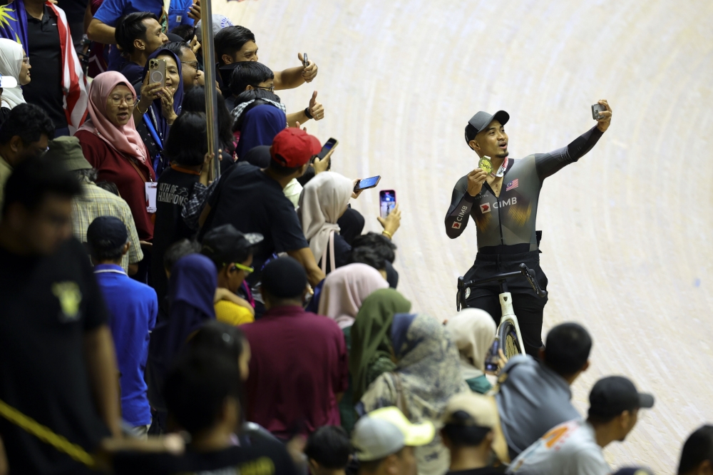 Pocket Rocketman Azizulhasni thrills home crowd with keirin gold at Track Cycling World Cup