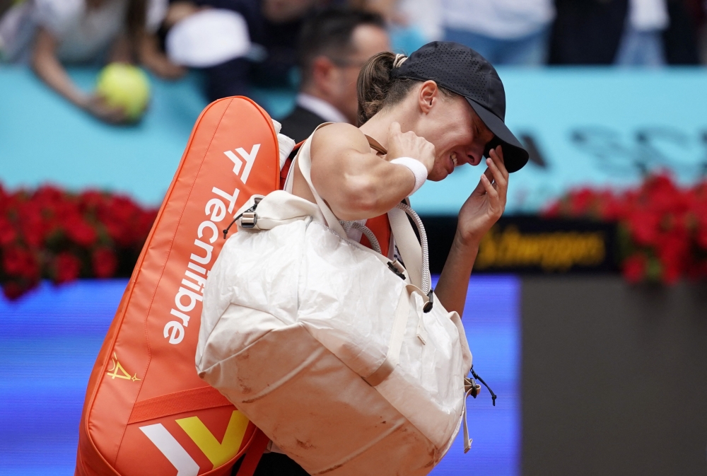 Swiatek retires ill in Madrid, Sabalenka extends winning streak to 14 matches