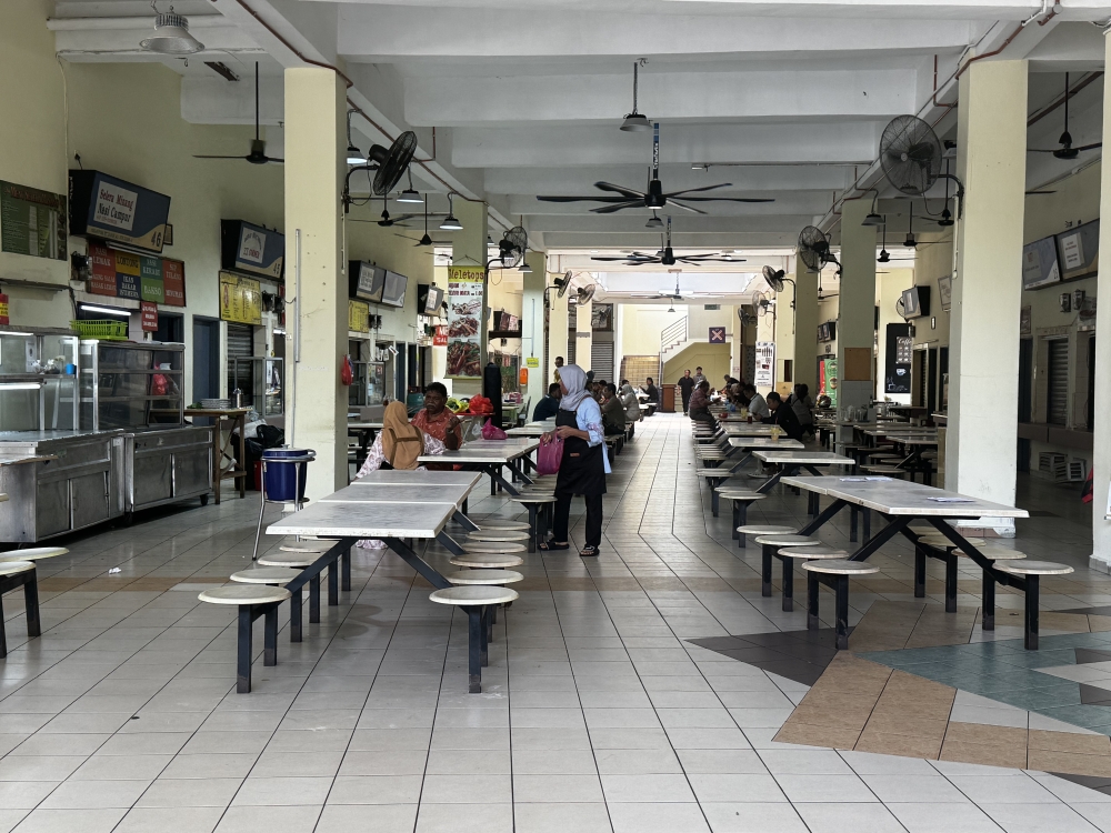 A quiet Pusat Penjaja Jalan Duta or Jalan Duta Hawkers Centre on a Wednesday. — Picture by Soo Wern Jun