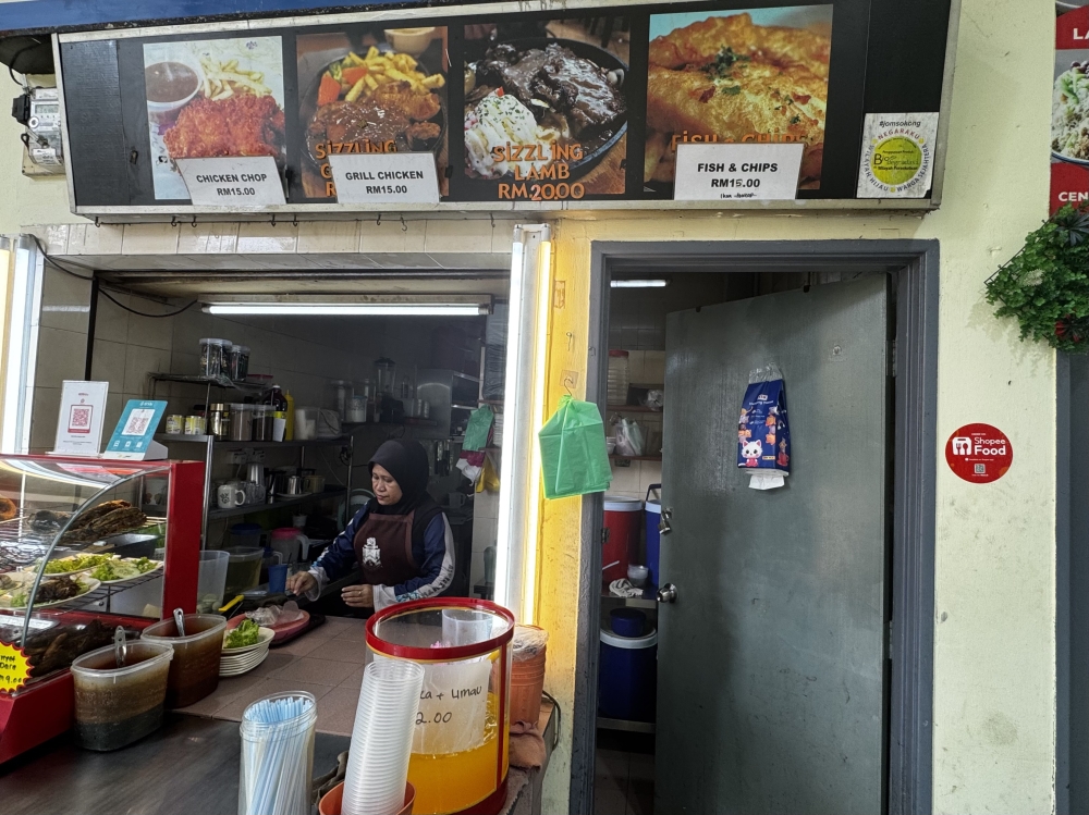 Siti Kulsum Ambrin, prepares less food for a day’s business operation. — Picture by Soo Wern Jun