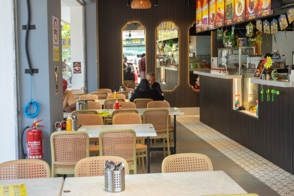 Eateries in Putrajaya Precinct 4 see a quiet lunch time with much lesser crowd. — Picture by Soo Wern Jun