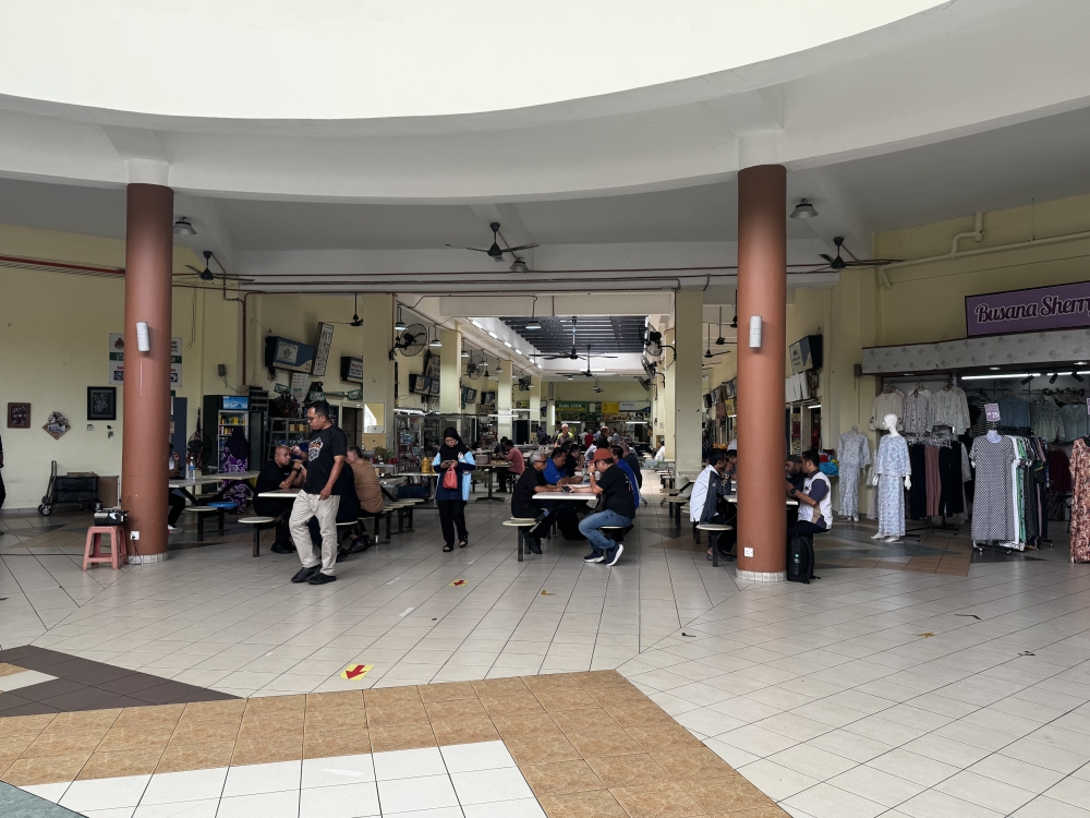 A quiet Pusat Penjaja Jalan Duta or Jalan Duta Hawkers Centre on a Wednesday. — Picture by Soo Wern Jun