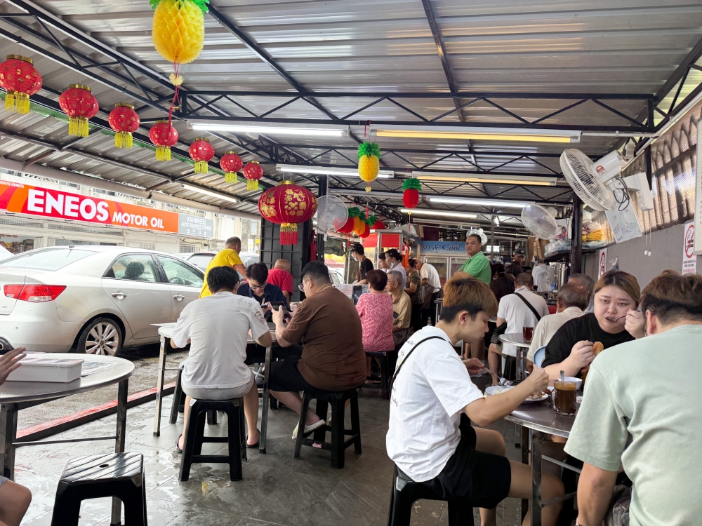 The place gets crowded during lunch time but service is efficient. — Picture by Lee Khang Yi