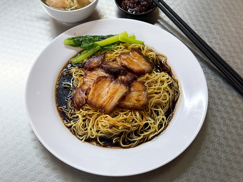 Springy HK style bamboo noodles is served with ‘char siu’ and a bowl of wontons. — Picture by Lee Khang Yi
