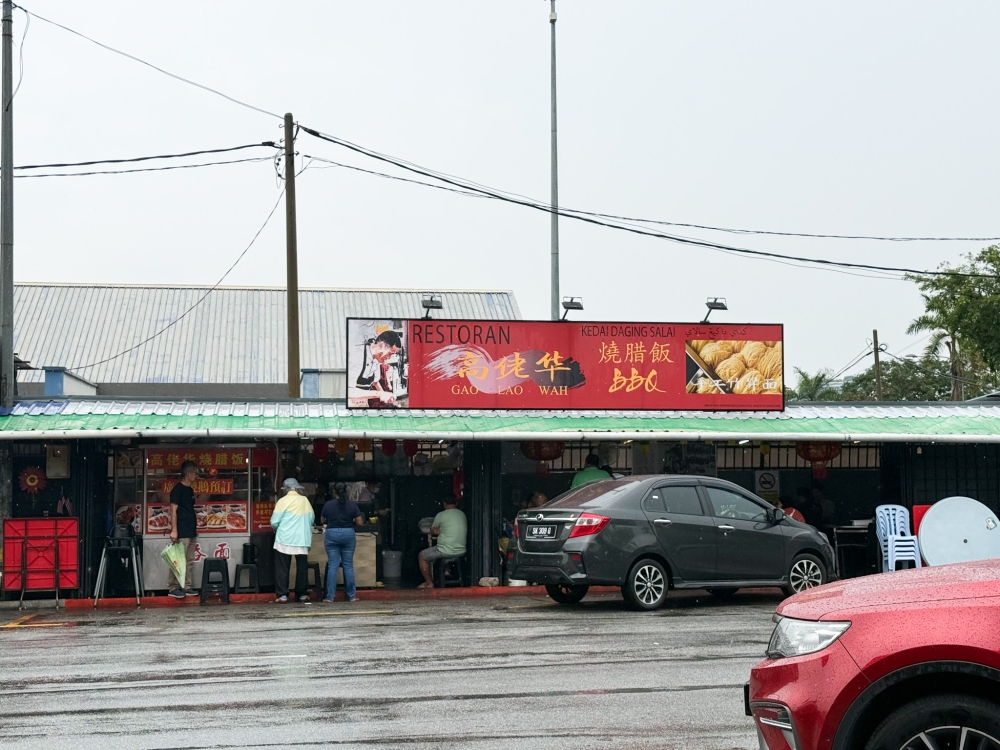 It may just be a roadside stall but this place definitely deserves multiple visits for their roast meats. — Picture by Lee Khang Yi