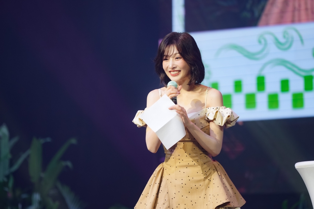Joy reads heartfelt letters from fans on stage, highlighting the love and appreciation for the Red Velvet star. — Picture courtesy of Zues Event