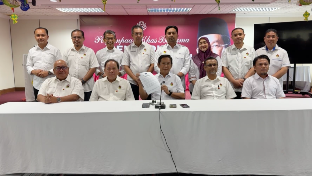 Negeri Sembilan Umno chairman Datuk Seri Jalaluddin Alias with other Umno assemblymen during a press conference declaring their withdrawal of support for Menteri Besar Datuk Seri Aminuddin Harun in Seremban April 27, 2026.