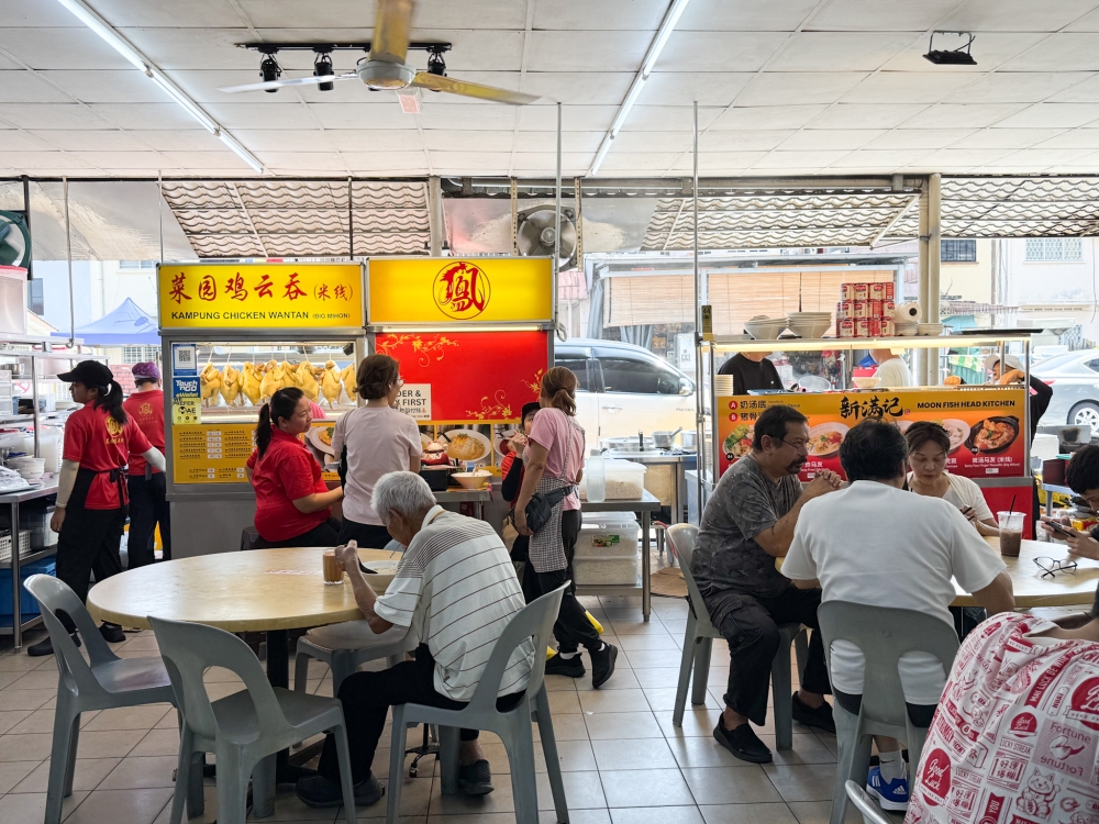 Moon Fish Head Kitchen is right next to the Kampung Chicken Wantan stall inside Section 17’s Restoran Goodview Kopitiam. — Picture by Lee Khang Yi