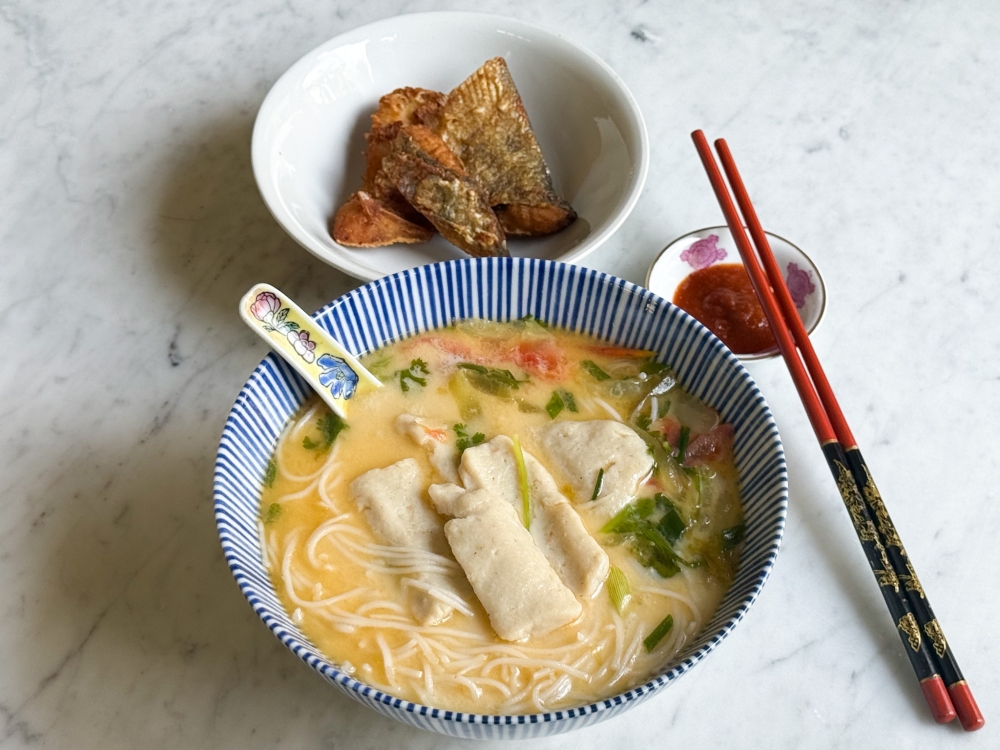 The milky Deep Fried MaYau noodles is topped with added fish paste and the fried fish is served separately. — Picture by Lee Khang Yi