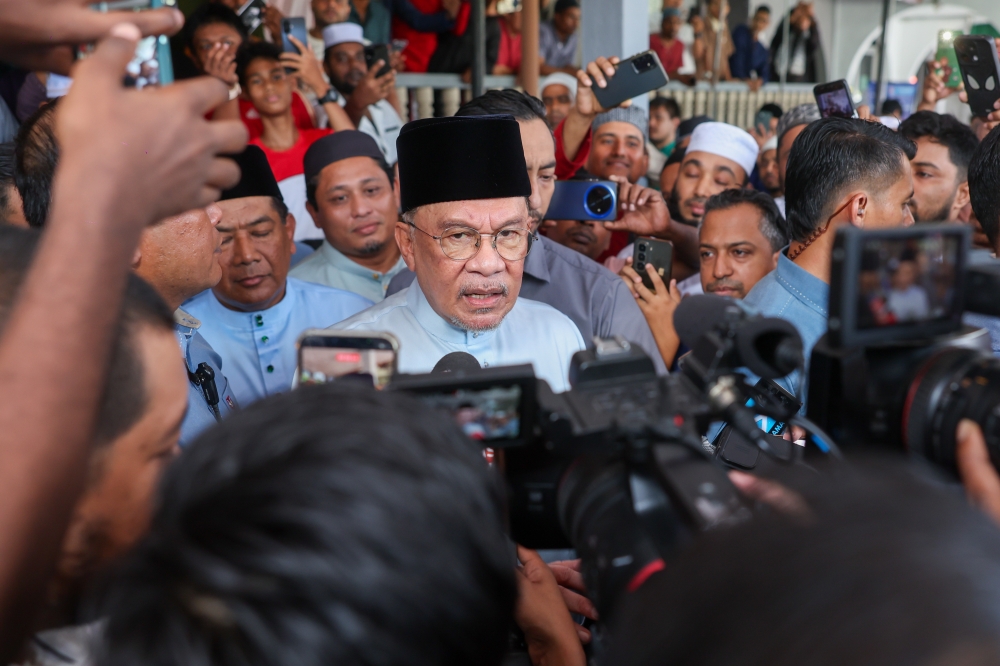 Prime Minister calls for restraint, stresses economy over politics in Negeri Sembilan crisis