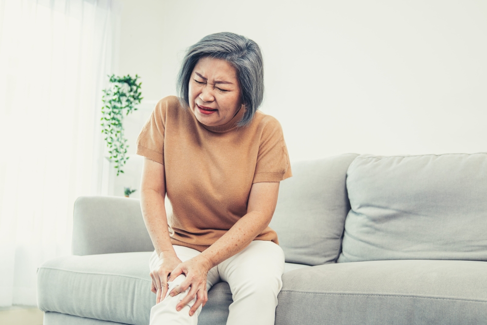 Knee pain can significantly affect daily activities and overall quality of life, especially among older adults. Don’t ignore persistent discomfort — early assessment and appropriate treatment can help restore mobility and independence.
