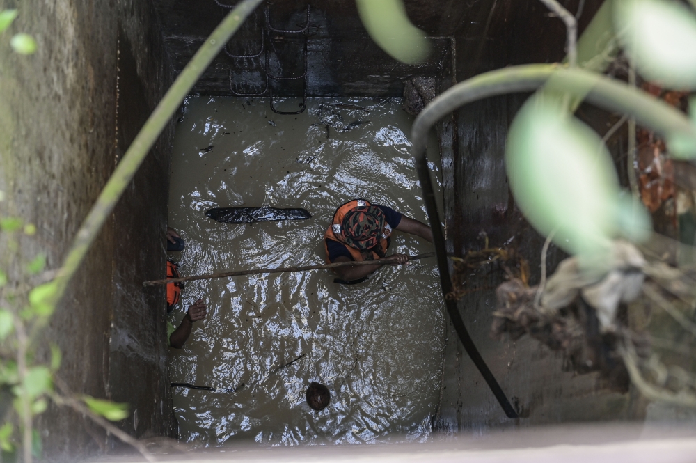 A search and rescue for a nine-year-old girl who was swept away by strong currents in Bandar Mahkota Cheras, Selangor on May 1, 2026, expands into the underground drainage system on Day Two.— Bernama pic