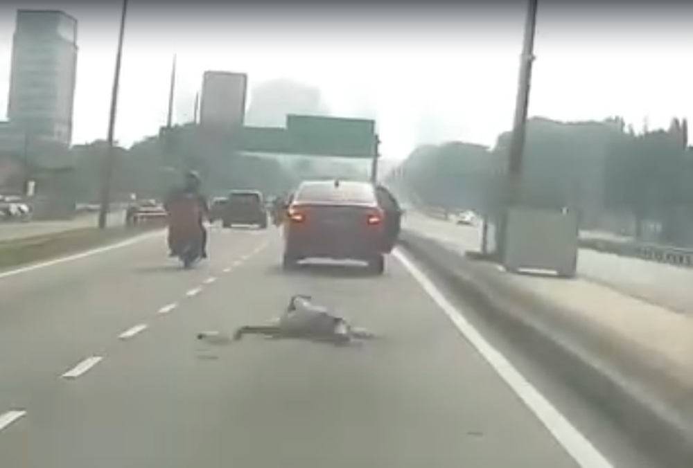 Woman jumps out of moving car in Klang, cites fear of e-hailing driver watching her