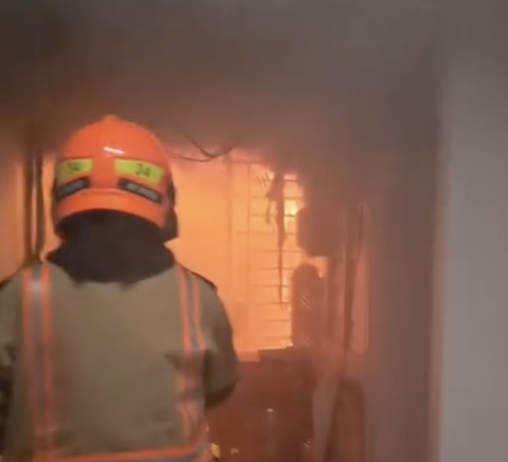 Two fires strike Singapore’s Punggol HDB block in under an hour, sending six to hospital including a firefighter (VIDEO)