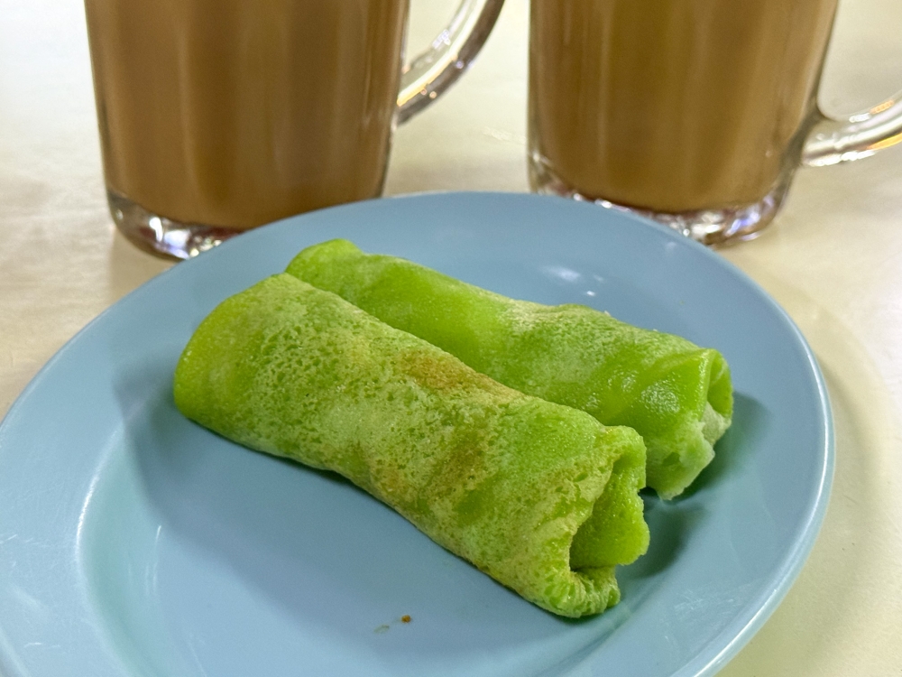 End your meal with a sweet treat with ‘kuih dadar’ and ‘the tarik’. — Picture by Lee Khang Yi 