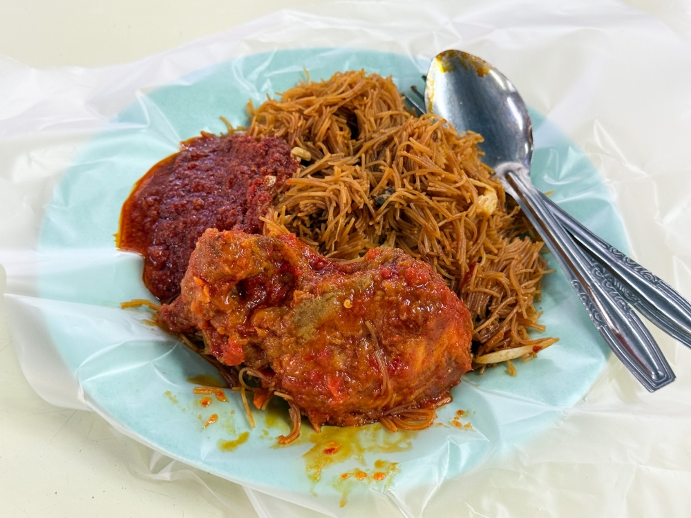 For a change from rice, try the Fried Beehoon with Ayam Sambal. — Picture by Lee Khang Yi
