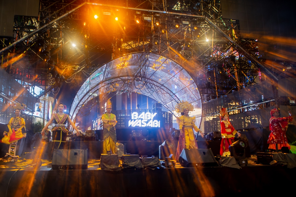 RRWMF also featured a slew of traditional cultural performances blended with contemporary EDM music. — Picture by Raymond Manuel