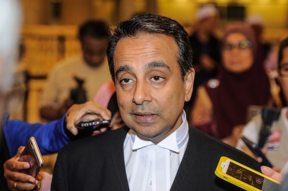 Constitutional lawyer Datuk Malik Imtiaz Sarwar said a ‘full and complete enquiry’ should mean an impartial hearing for a Negeri Sembilan ruler.—Picture by Shafwan Zaidon