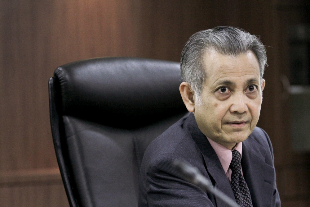 Former Court of Appeal judge Datuk Seri Mohd Hishamudin Md Yunus said the failure to have a valid written joint proclamation by the Undangs and Menteri Besar would make the removal of a ruler invalid. ‘Under the hands’ typically means a document needs to be signed. — Picture by Yusof Mat Isa