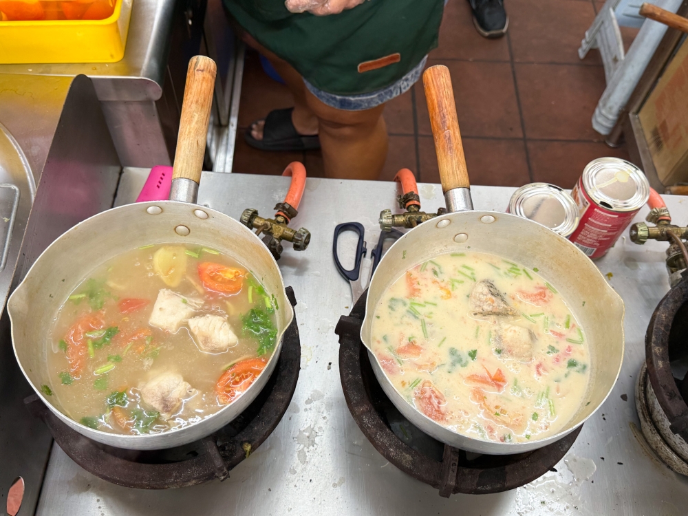 Each bowl is cooked only upon order with your choice of broth. — Picture by Lee Khang Yi