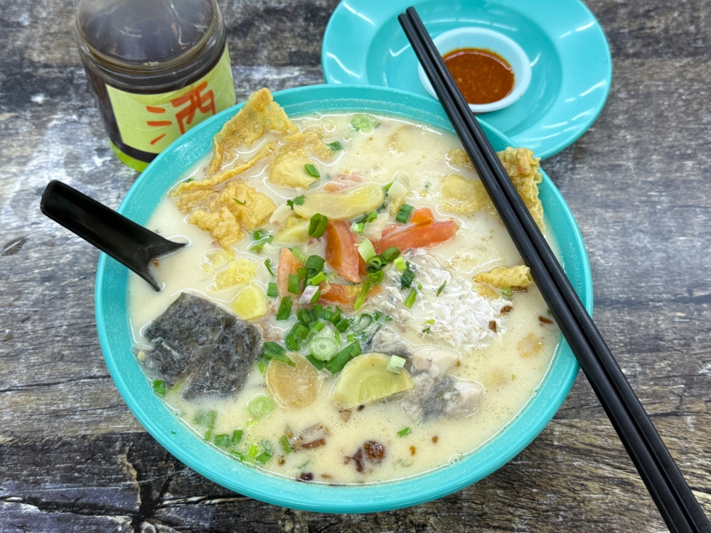 This stall uses mangrove snapper, which has moist flesh that flakes easily, in its fish head noodle. — Picture by Lee Khang Yi