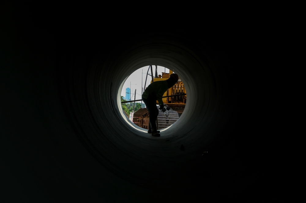 The installation work of the new Macallum - Bukit Dumbar pipeline in Solok Tengku is expected to be completed by December 2027. — Bernama pic