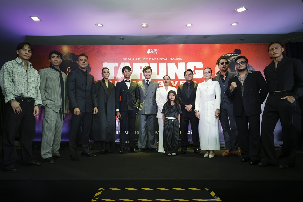 The cast and crew of ‘Tarung: Unforgiven’ pose for a picture at Monday’s gala premiere at GSC Mid Valley. — Picture courtesy of Astro Shaw