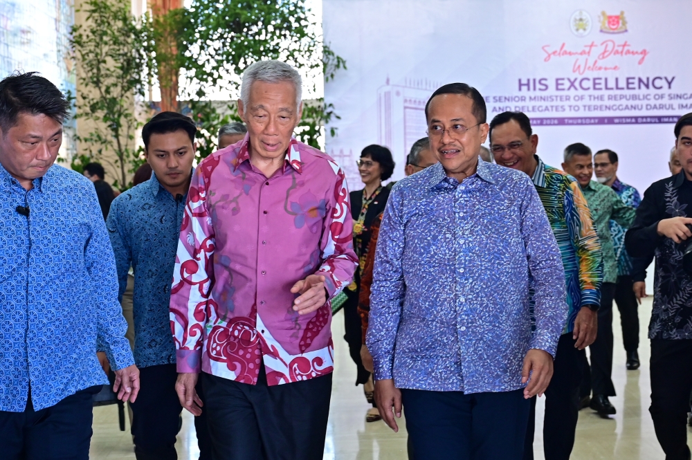 Terengganu Menteri Besar Datuk Seri Dr Ahmad Samsuri Mokhtar (right) with Singapore Senior Minister Lee Hsien Loong (3rd left) after a briefing session held in conjunction with a working visit at Wisma Darul Iman May 7, 2026. — Bernama pic