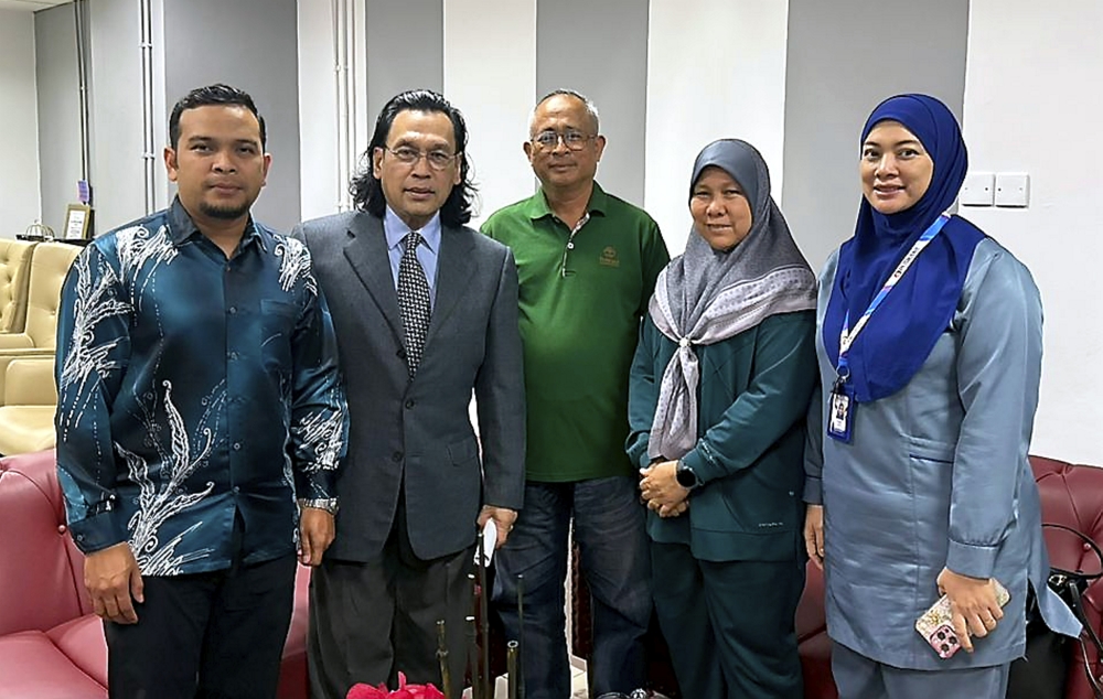 Pusrawi Kuala Lumpur Specialist Hospital consultant haemato-oncologist Dr Mohd Hishamuddin Harun (second left) meets Sarimah Mingai (second right) and her husband Mahrip Onga (centre), at Pusrawi Kuala Lumpur, May 7, 2026. — Bernama pic